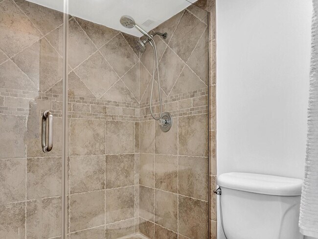 Building Photo - 1150 Hillsboro Mile