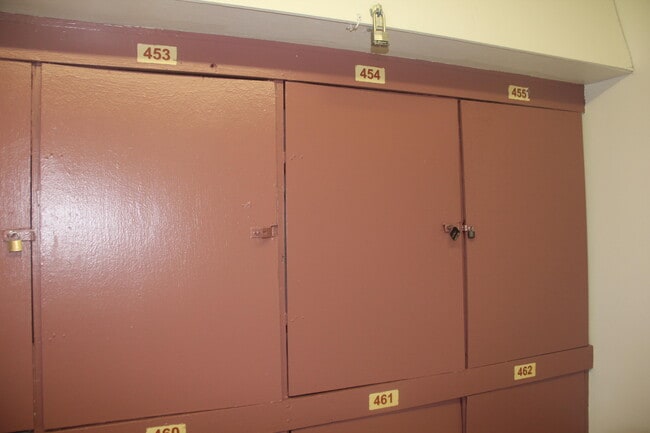 Building Photo - 454 Fanshaw K