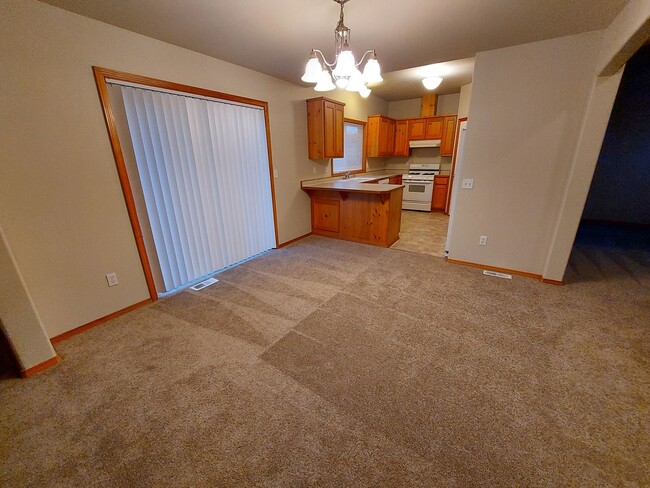 Building Photo - Spacious 3bd 2.5bth home w/ bonus room & 2...