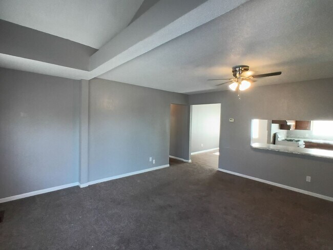 Building Photo - Clean Home