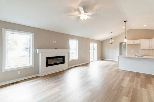 Building Photo - PRIVATE BACKYARD!! 4 Bedroom, 3 Bath Home in Ankeny