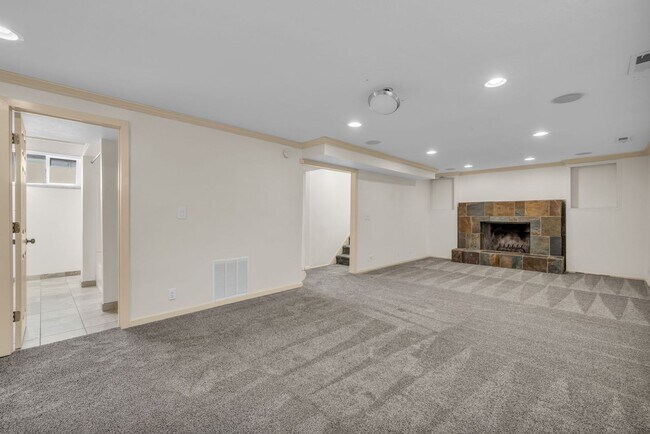 Building Photo - 5 Bedroom 3 Bathroom Home in Sandy!