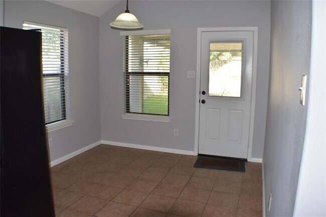 Building Photo - 2602 Lexington Park Dr