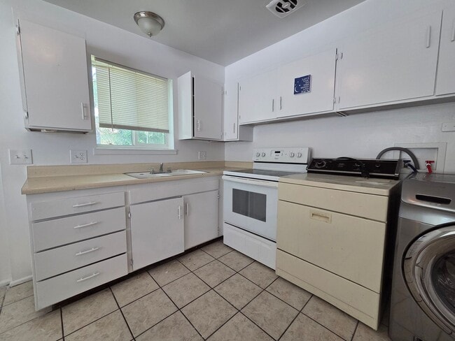 Building Photo - 724 30th St