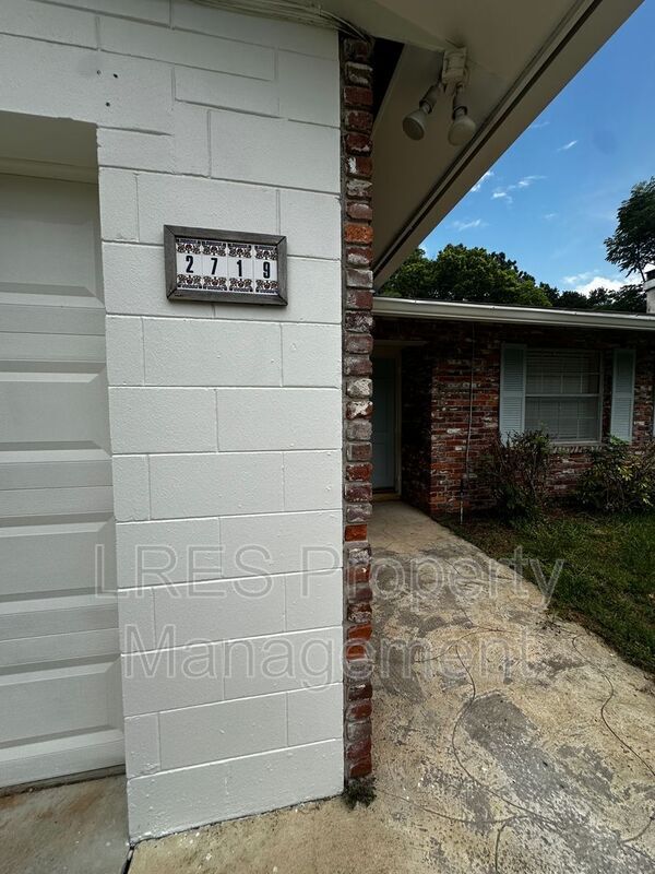 Building Photo - 2719 Merrie Oaks Rd