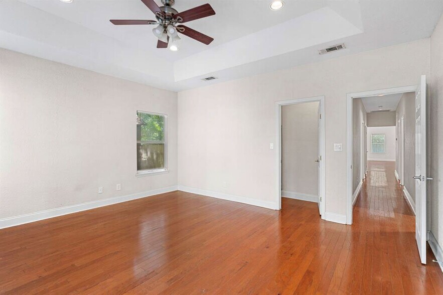 Building Photo - 716 W 35th St