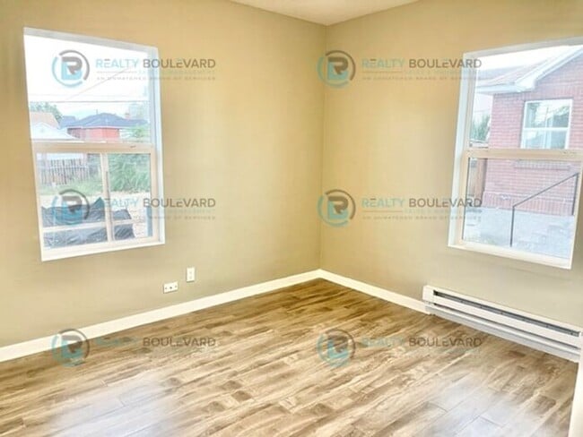 Building Photo - **1 Month Free** Stylish, Remodeled 3-Bedr...