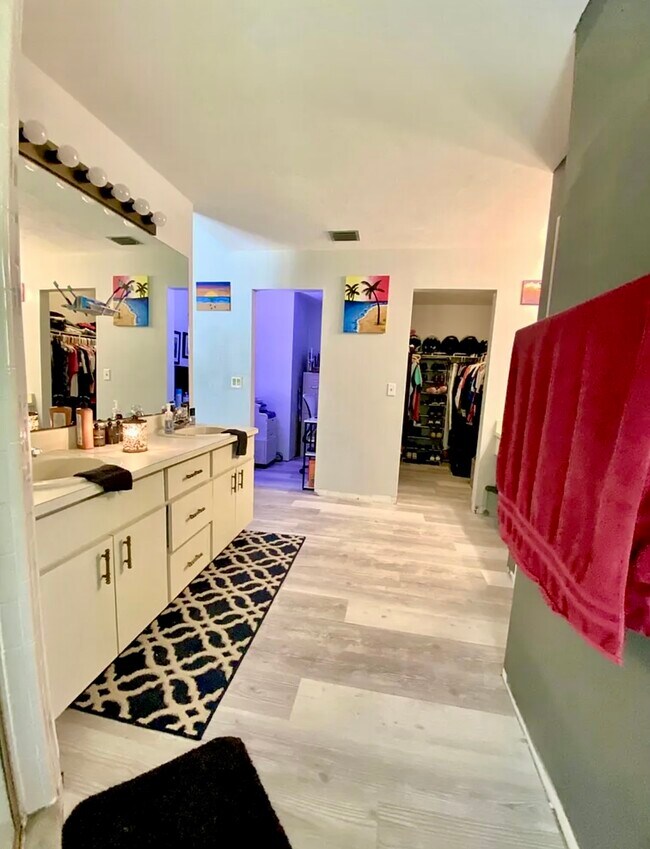 Building Photo - 6106 Everglades Dr