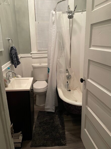 Building Photo - 422 Woods Ave SW