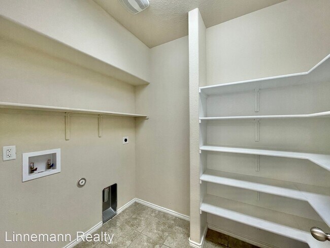 Building Photo - 4 br, 2.5 bath House - 3311 Lorne Drive