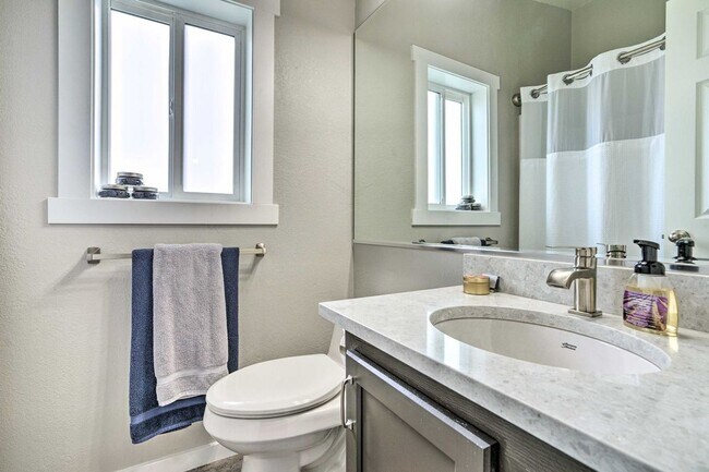 Building Photo - Upper Crescent Bar Rental