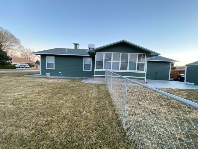 Building Photo - Green House