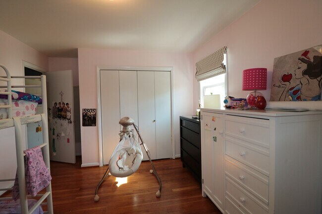 Building Photo - Spectacular 4 Bedroom, 3.5 SFH - Fenced Ya...