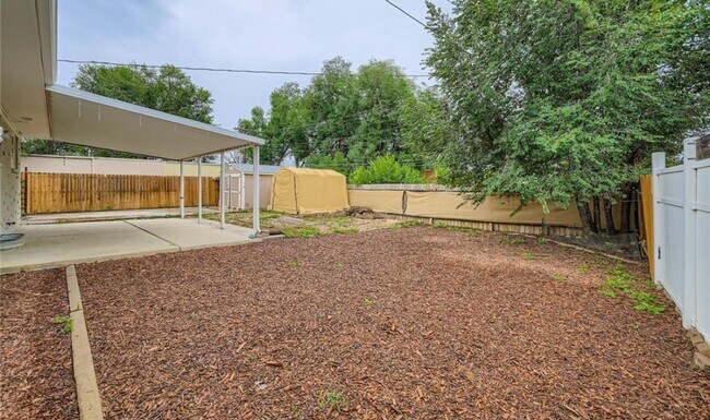 Building Photo - Spacious 5 bedroom, 2 ba, large basement with additional kitchen & private entry