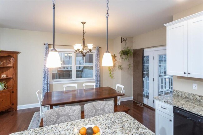 Building Photo - Spacious Townhouse with BONUS THEATER ROOM