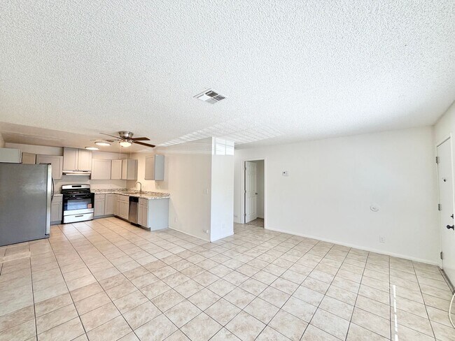Building Photo - AVAILABLE NOW!! 2 Bedroom 1 Bathroom Apartment in Cathedral City!