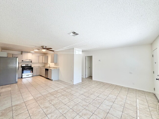 Building Photo - AVAILABLE NOW!! 2 Bedroom 1 Bathroom Apartment in Cathedral City! MOVE IN SPECIAL - HALF OFF ONE ...