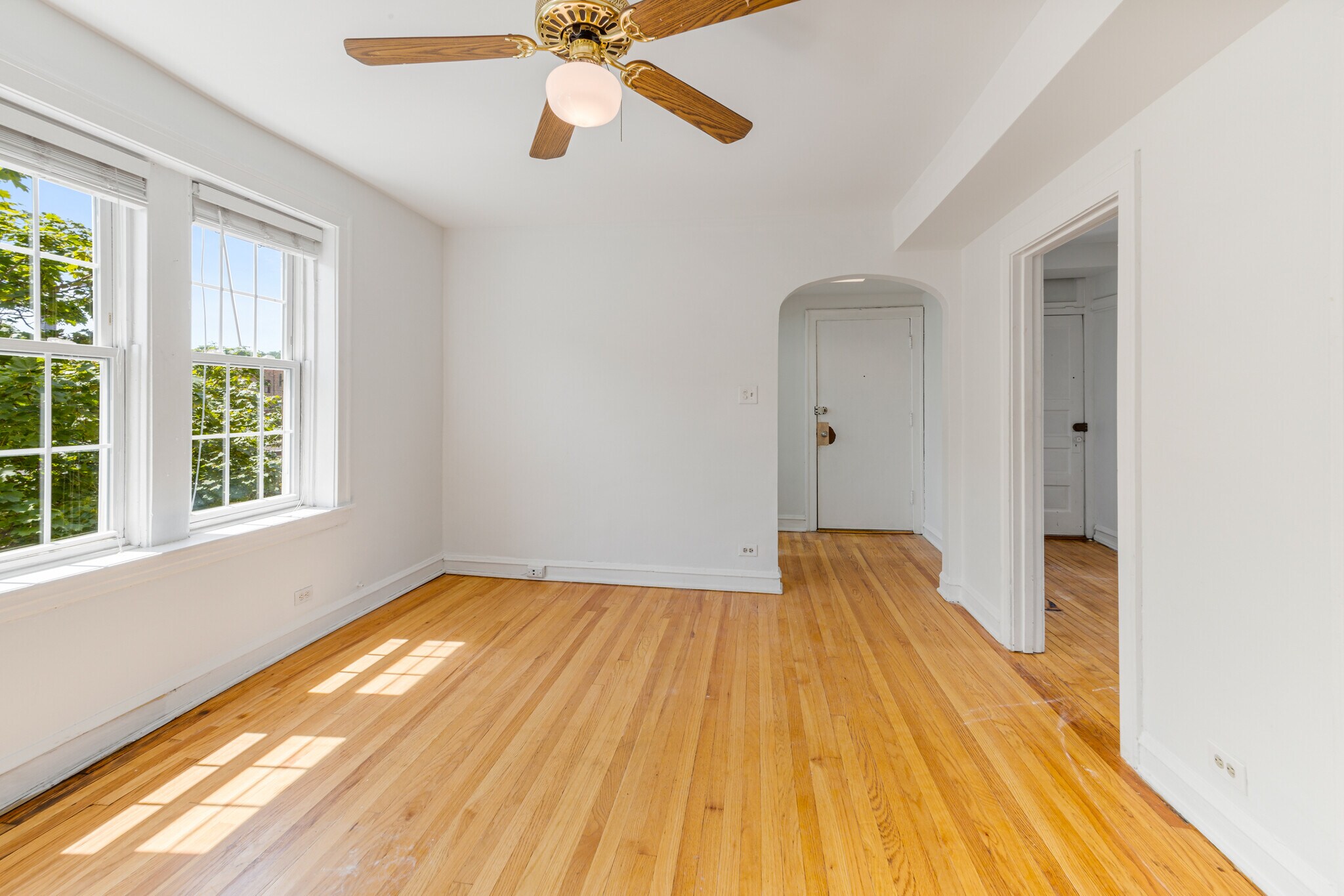 Building Photo - 3048 W Cornelia Ave