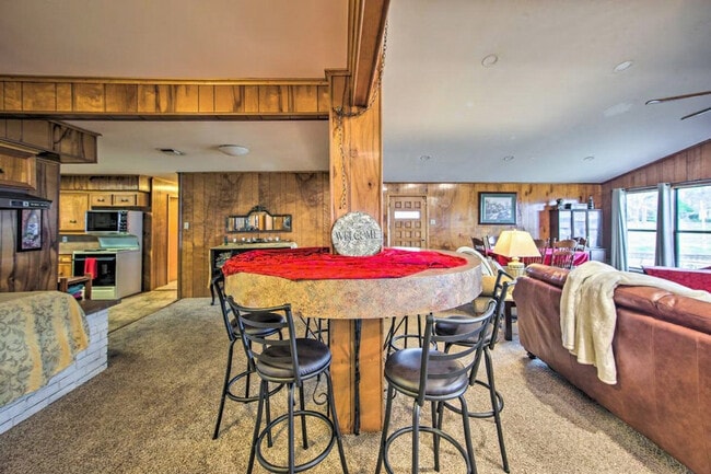 Building Photo - 928 Welch Ln