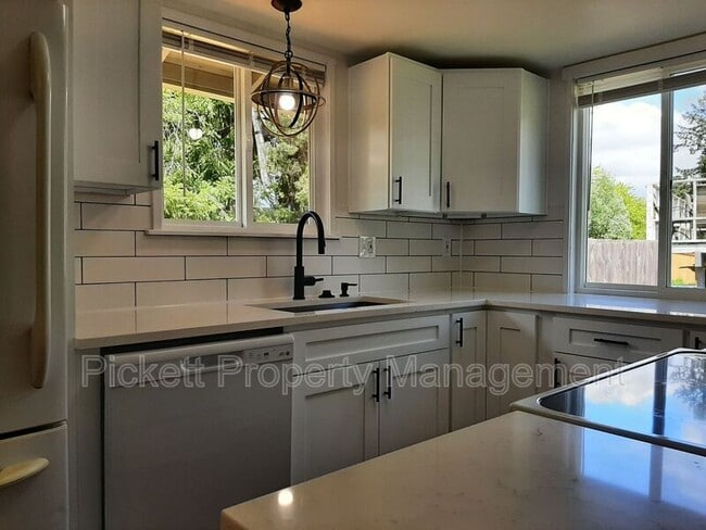 Building Photo - 212 NE Torval Canyon Rd