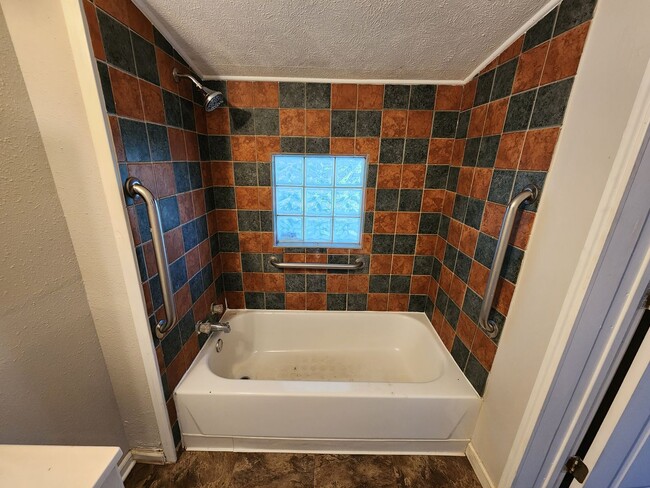 Building Photo - Spacious 3-Bedroom, 2-Bathroom Home AVAILA...