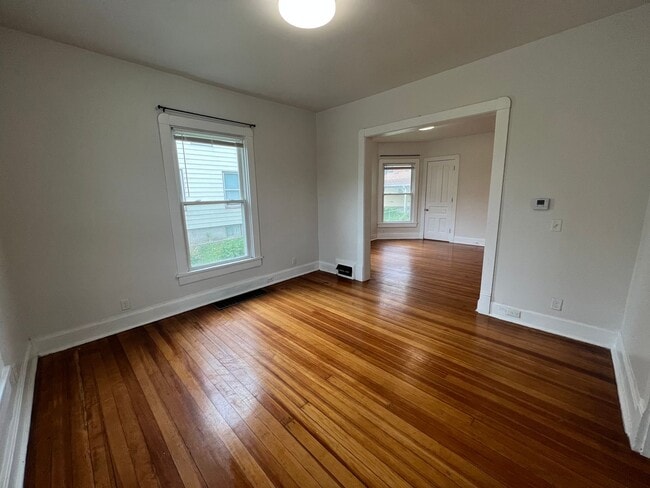 Building Photo - 3 BR House available in June