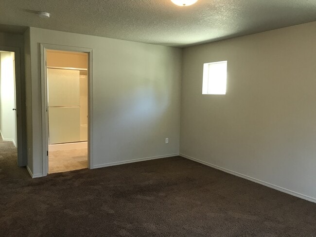Building Photo - ONE MONTH FREE OF RENT!! Well Maintained, High Ceilings, Bonus Room, Great Location!