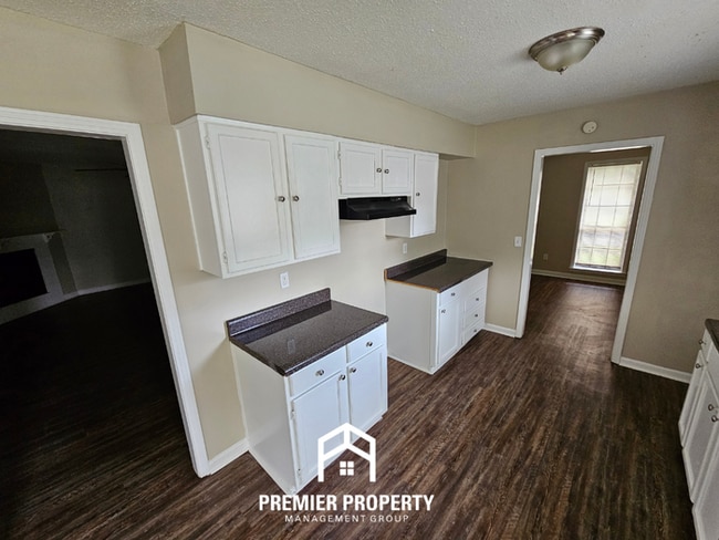 Building Photo - Huge 3BR/2BA Near Kirby | 1,774 Sq Ft, Hardwood Floors, Fireplace & Bay Window