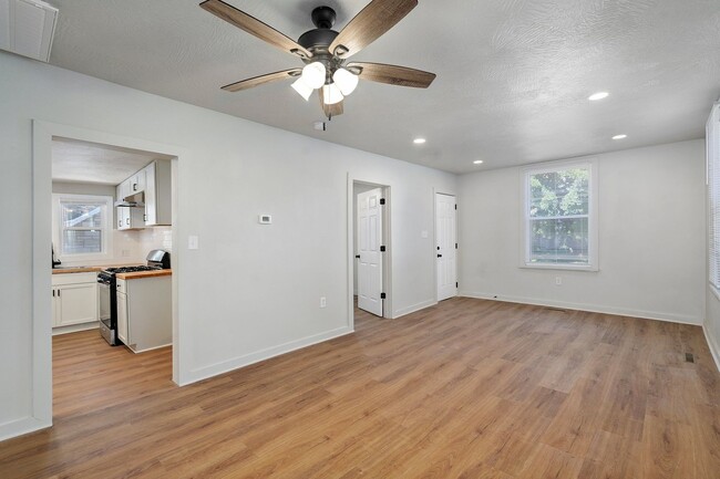 Building Photo - 3 Bedroom, 1 Bathroom remodeled house!