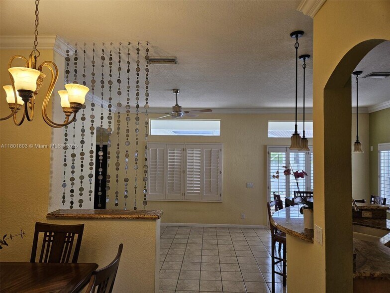 Building Photo - 712 Juniper Ln