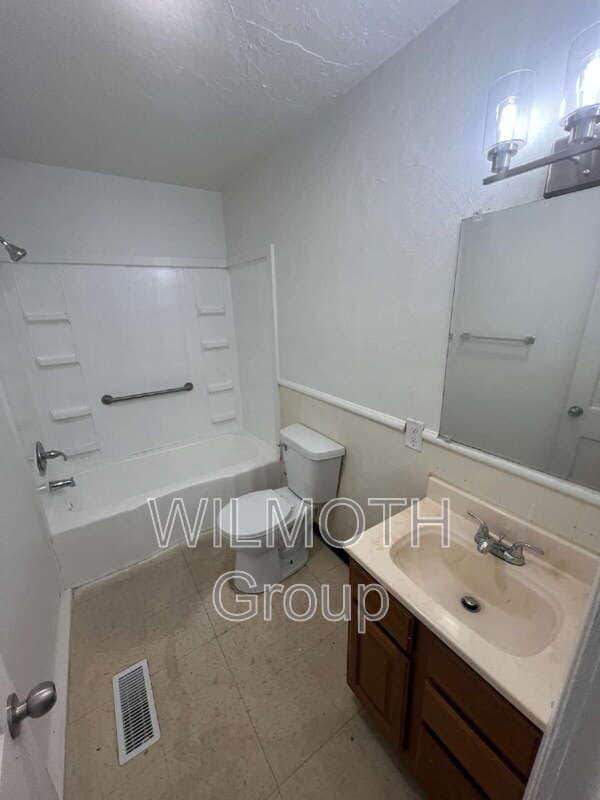 Building Photo - 702 W 23rd St