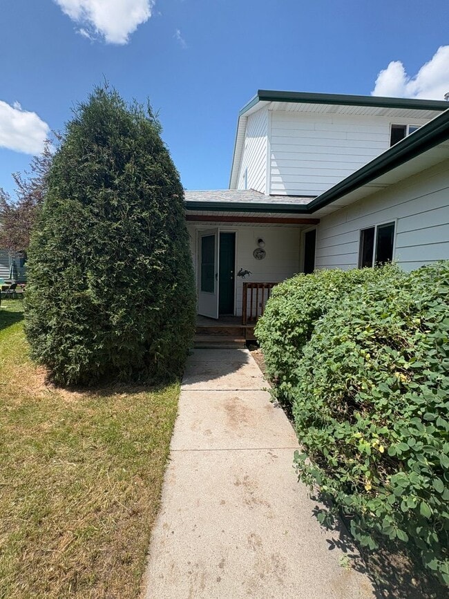 Building Photo - Classic 3 Bedroom 2 Bath Home with Attache...