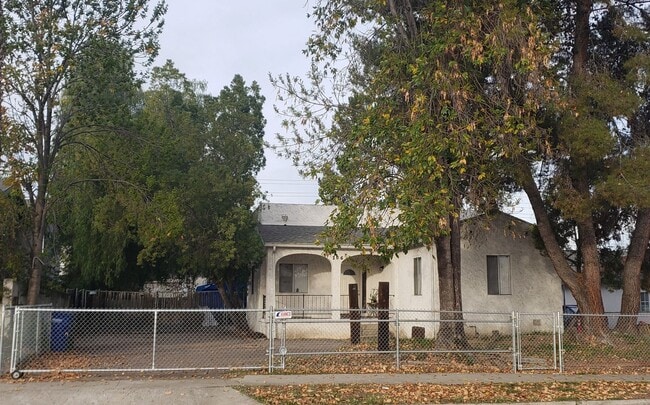Building Photo - El Cajon: 1 Bedroom Cottage with HUGE Yard...