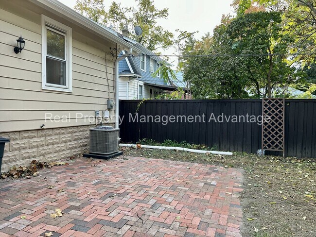 Building Photo - 310 W Hazelhurst St