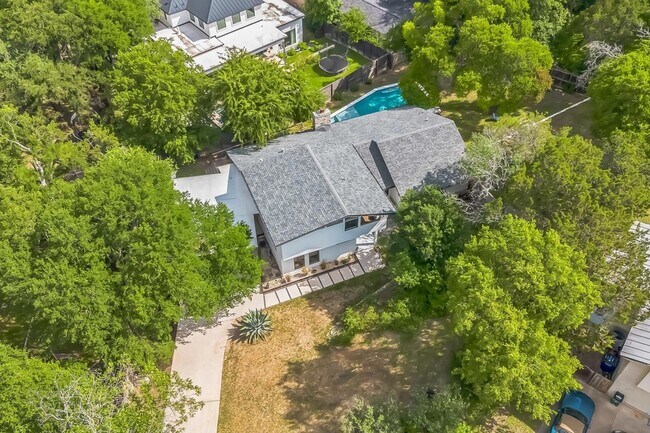 Building Photo - 2502 Side Cove