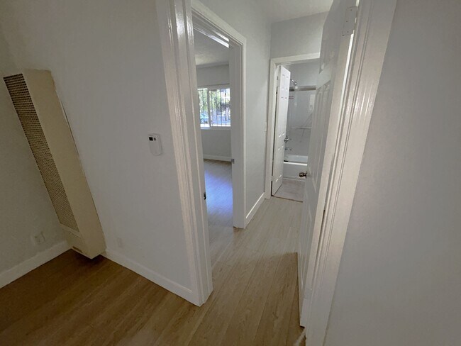 Building Photo - 916 S Manhattan Pl