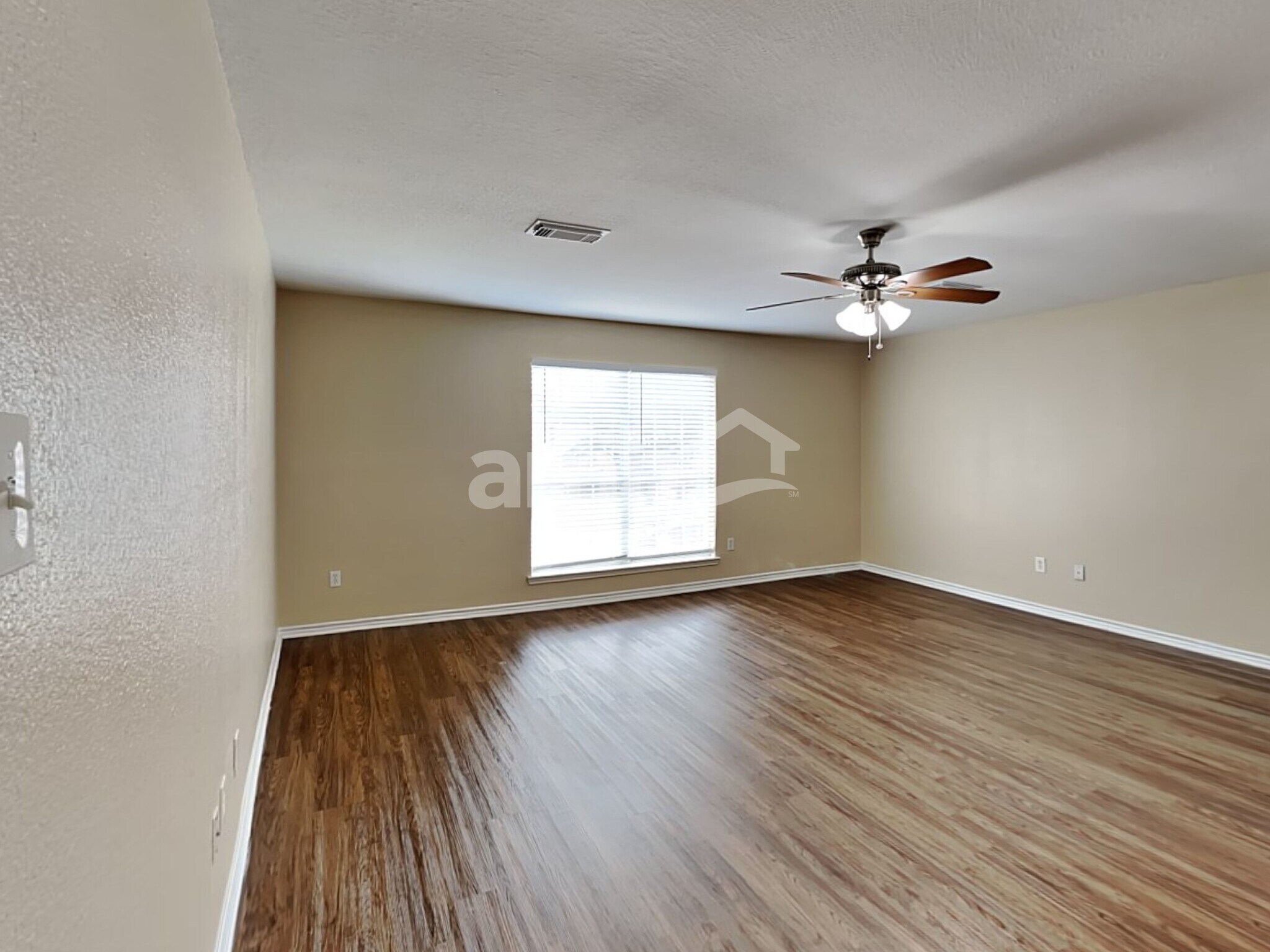 Building Photo - 226 Golden Oak Dr