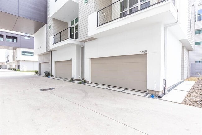 Building Photo - 5868 E Post Oak Ln