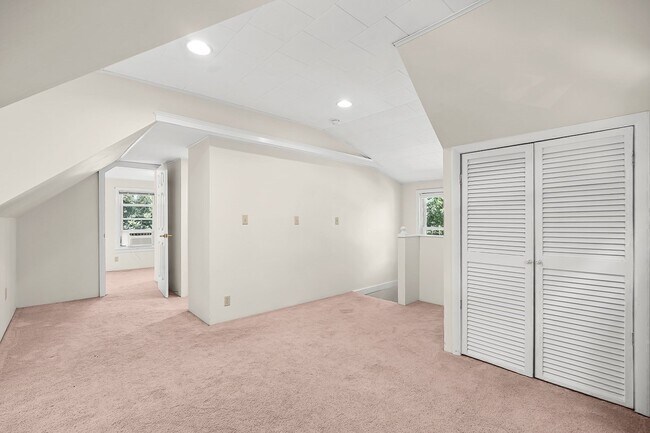 Building Photo - 20 Donizetti St