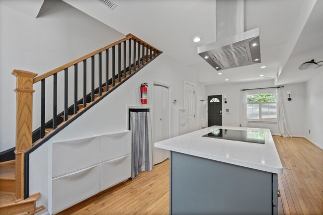 Building Photo - Available Now! 2 Bed 1.5 Bath Between Navy...