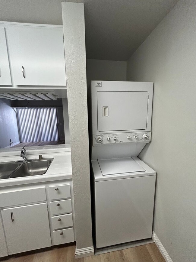 Building Photo - Remodeled Large Upstairs 2 Bedroom/1 Bath ...