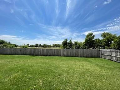 Building Photo - 2025 Sara Vista Dr