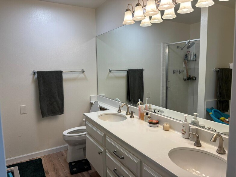 Building Photo - 310 Tahiti Way