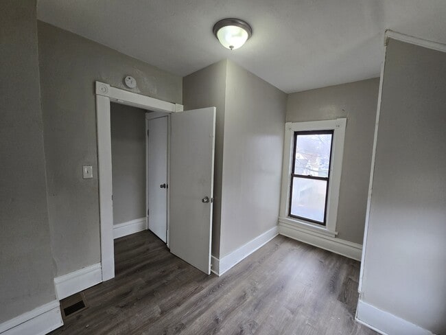 Building Photo - 214 Edwards St