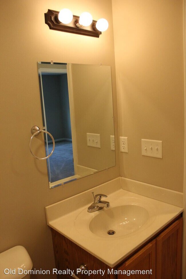 Building Photo - 3 br, 2.5 bath House - 425 Leslie Court