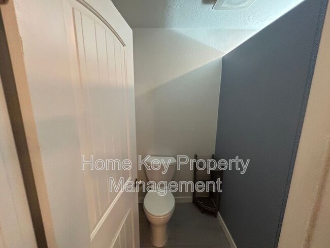 Building Photo - 3165 Crestview Dr