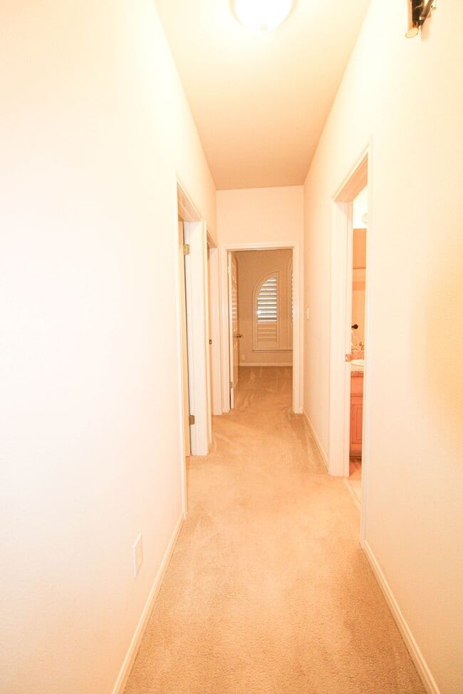 Building Photo - ************Move In Special- 2 WEEKS FREE!!!!************