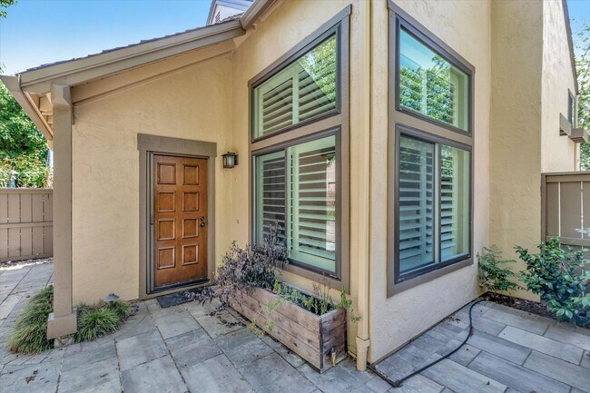Building Photo - Hamilton Place Townhome