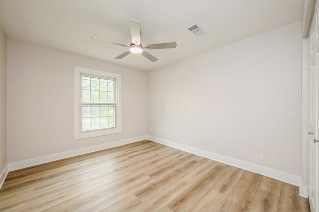 Building Photo - 563 Shorely Dr