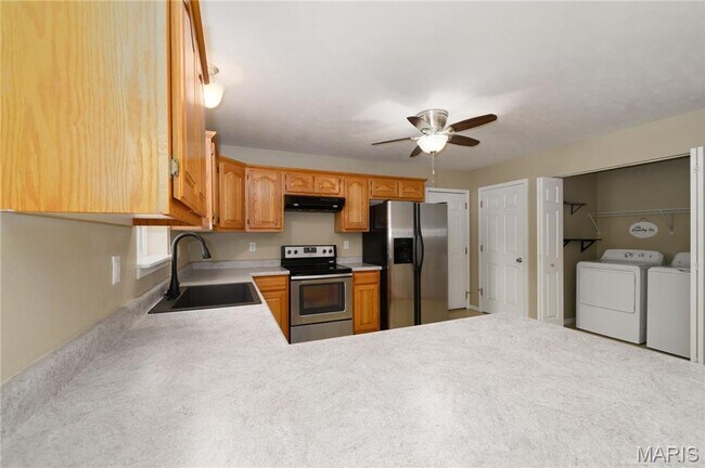 Building Photo - Amazing 4 bedroom 3.5 Bath house